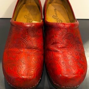 Red Mountain Sole clogs. Size 7M. Good pre-owned condition.